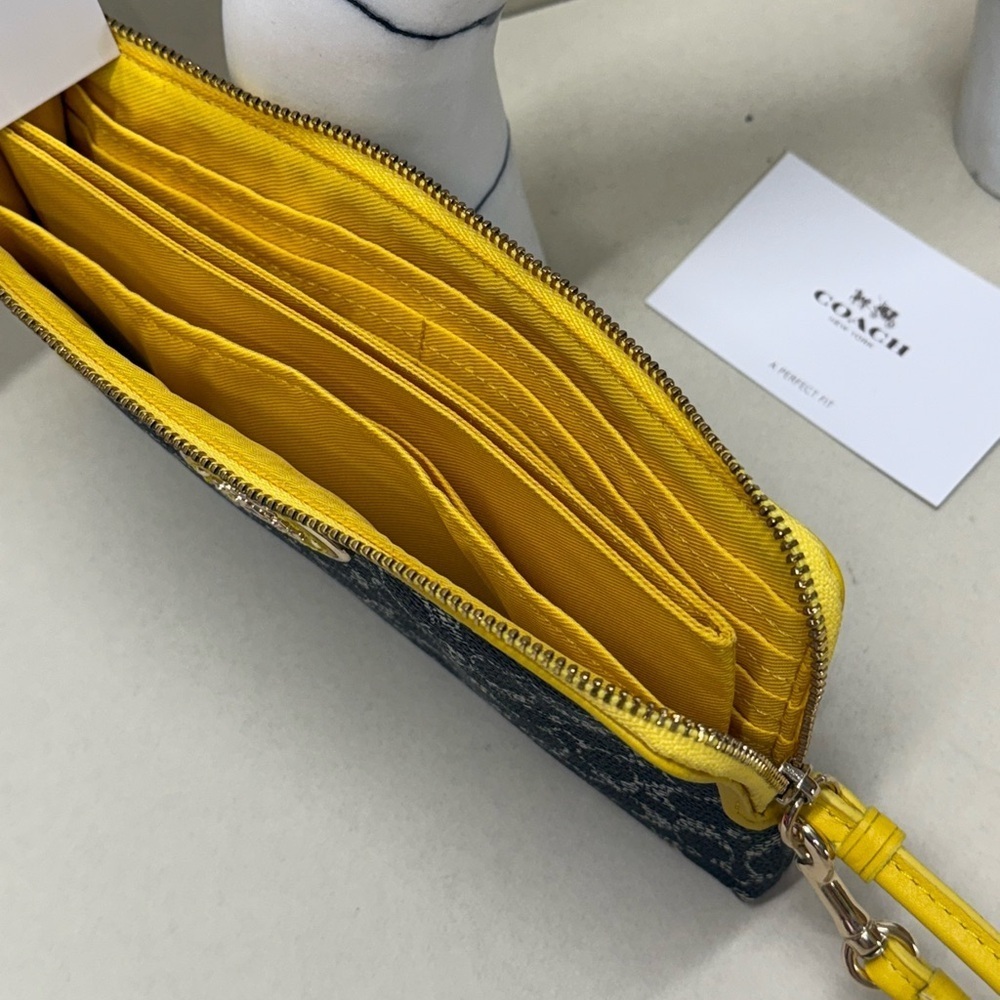 (new+tag) Coach signature monogram zippy wristlet wallet - fits iPhone Pro Max - Picture 7 of 10
